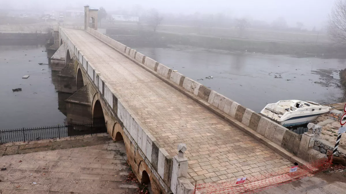 Edirne'de devam eden halkalı-kapıkule hızlı tren çalışmaları kapsamında, tarihi tunca köprüsü araç ve yaya trafiğine kapatıldı.