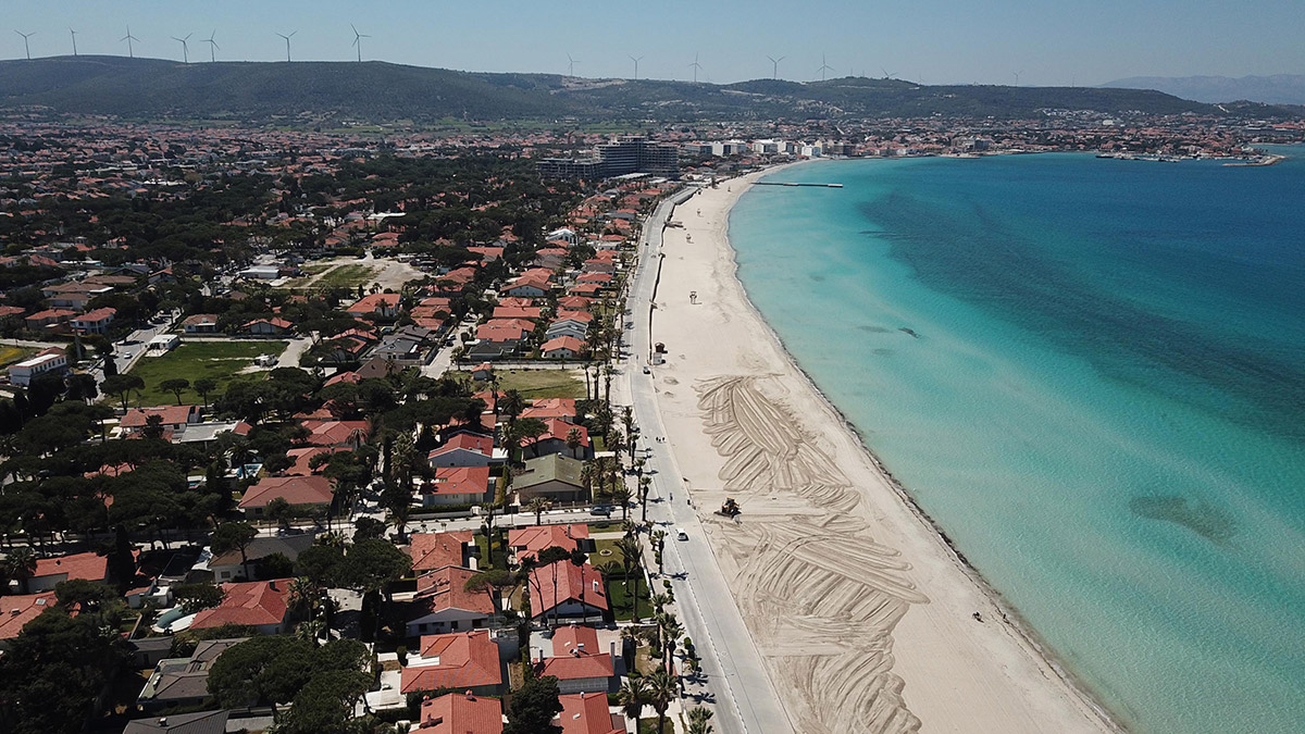 Ege Bölgesi'ndeki otellerin yılbaşı doluluk oranları, yapılan rezervasyonlarla yüzde 70'e ulaştı. Ege Turistik İşletmeler ve Konaklamalar Birliği (ETİK) Başkan Yardımcısı Orhan Belge, "Rezervasyon oranlarının bir hafta içinde yüzde 100'e ulaşacağını öngörüyoruz. Rezervasyon yaptıracak olanlar gecikmesin" dedi.