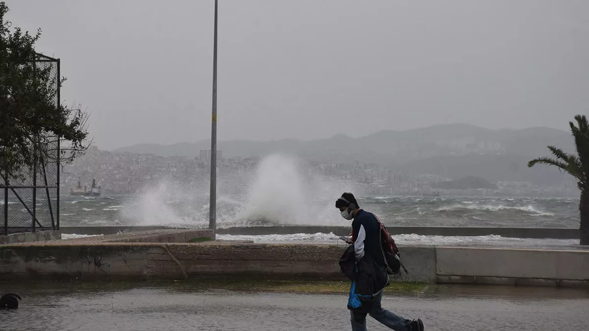 Antalya körfezi'nde fırtına