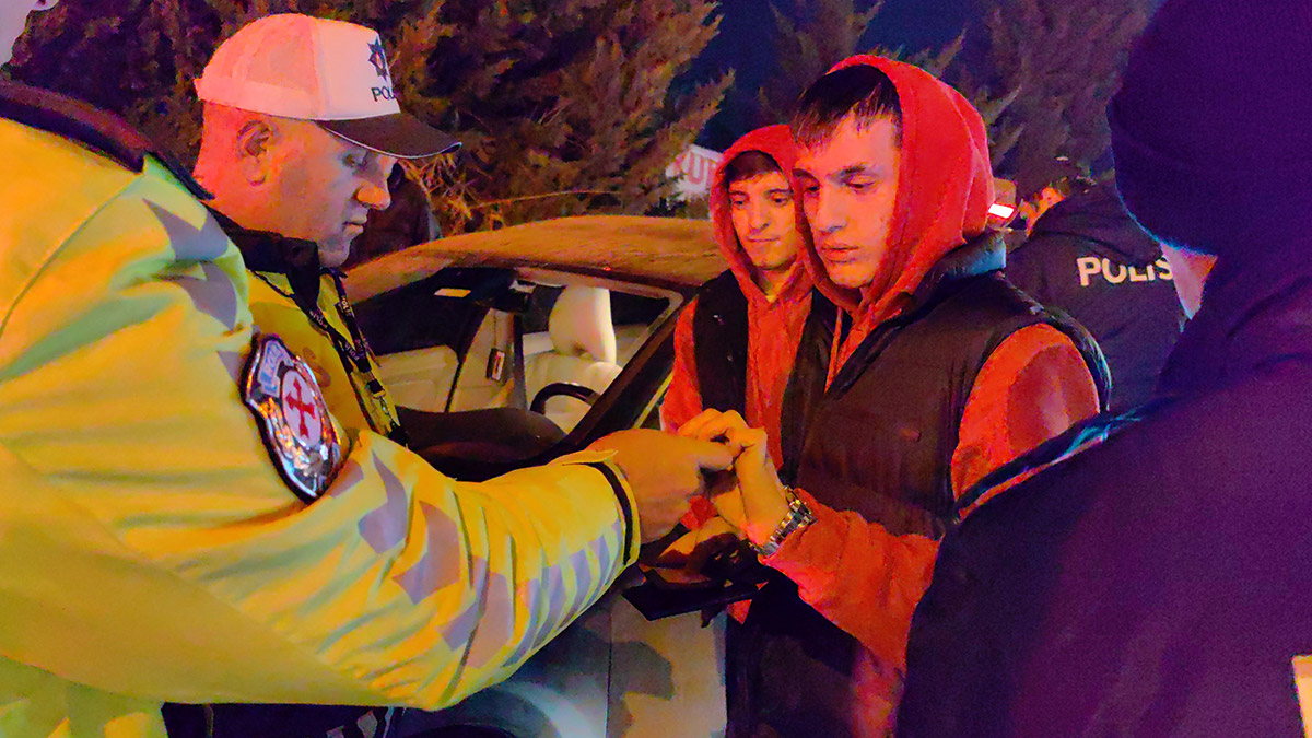 Ehliyetim yok ağabey, ekmek almaya gidiyorduk