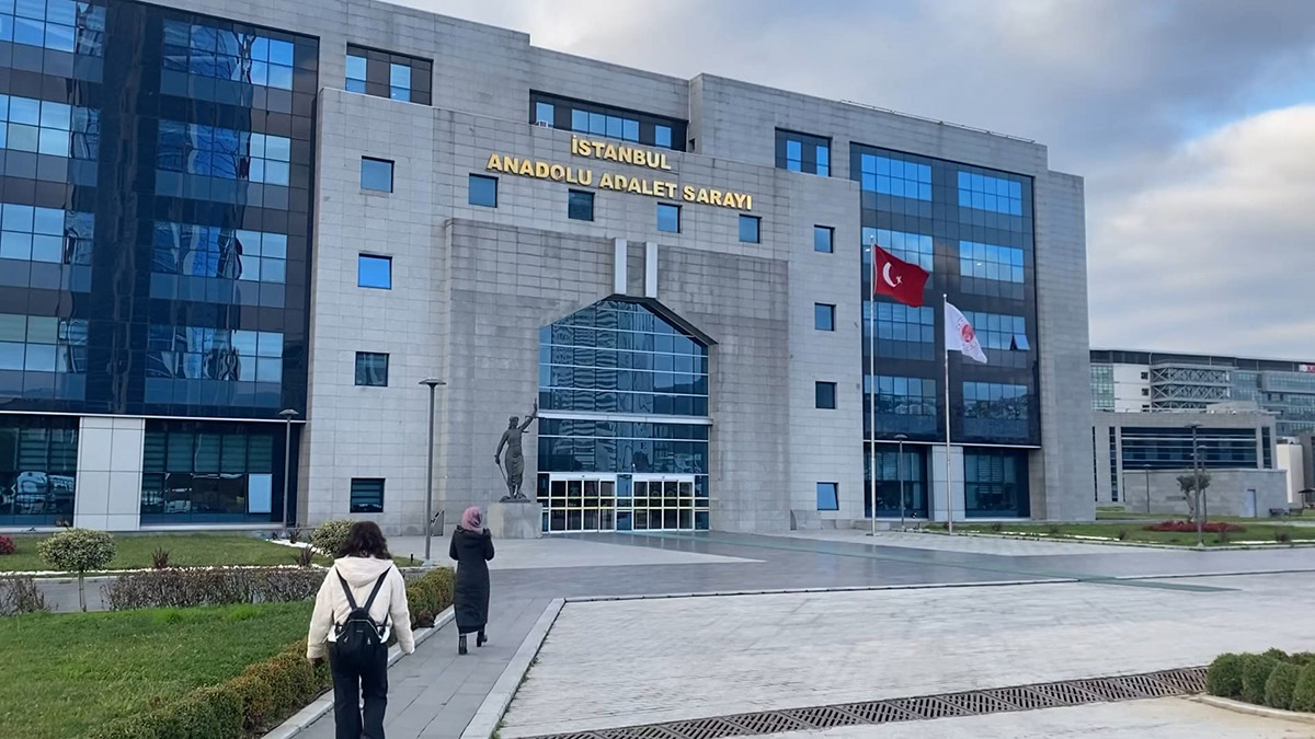 İstanbul Büyükşehir Belediye Başkanı Ekrem İmamoğlu'na siyasi yasak geldi. YSK üyelerine hakaret ettiği gerekçesiyle yargılandığı davada, 2 yıl 7 ay 15 gün hapis cezasına çarptırıldı.