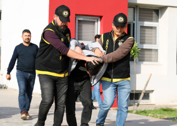 Zihinsel engelli oğluyla dalga geçen komşusunu öldürdü