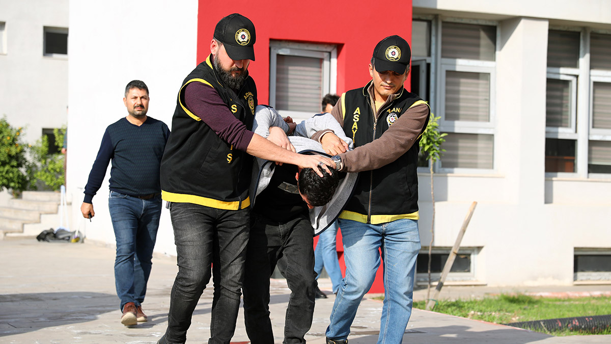 Zihinsel engelli oğluyla dalga geçen komşusunu öldürdü