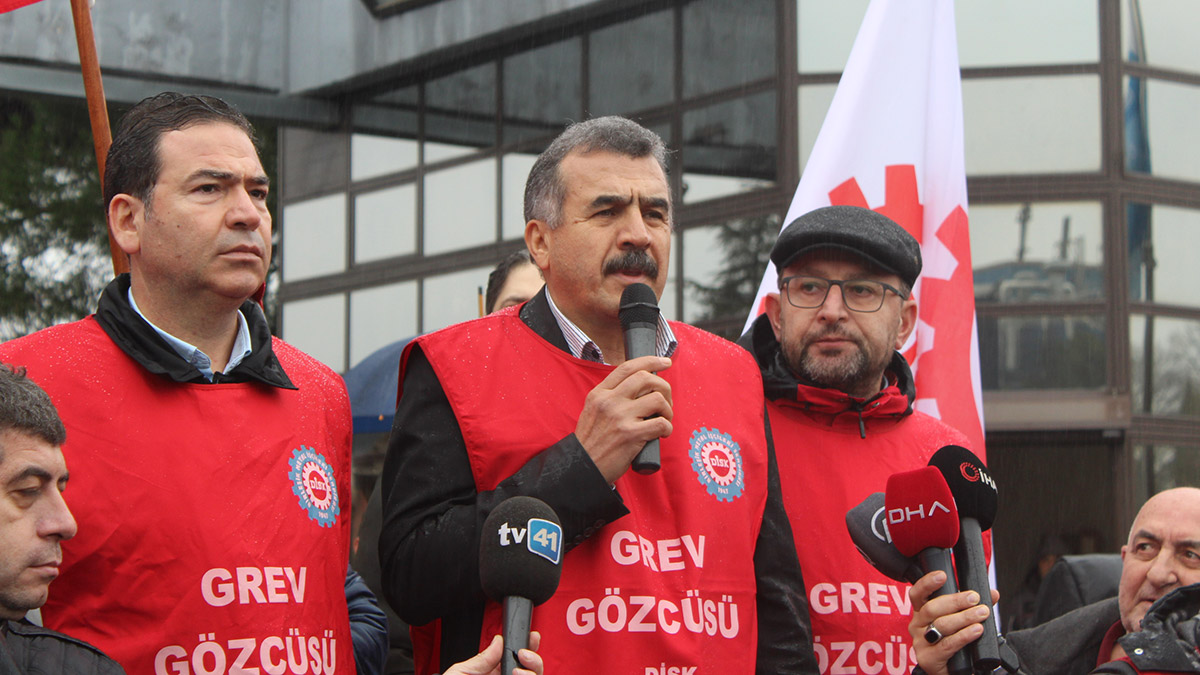 Resmi Gazete’de yayımlanan kararla 'Milli güvenliği bozucu nitelikte' görüldüğü gerekçesiyle grevin yasaklandığı Bekaert Kocaeli fabrikasında çalışan 400 işçi, greve çıktı.