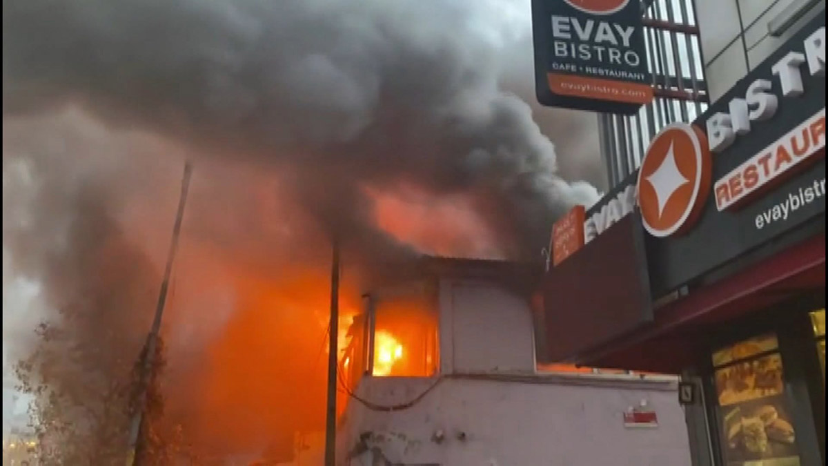 Esenyurt'ta iki katlı binada yangın