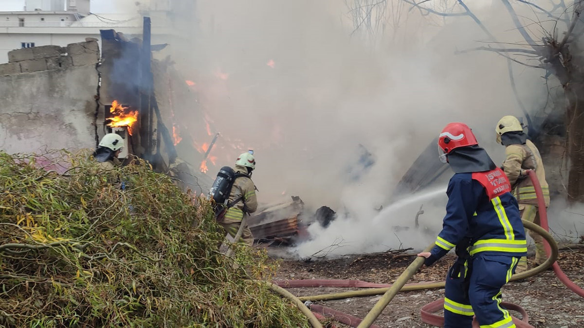 Esenyurt'ta ahır yangını