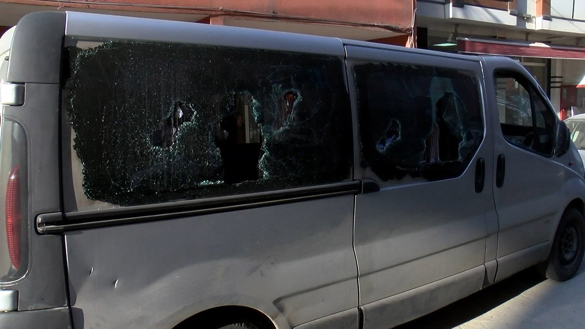 Esenyurt'ta baltalı damat dehşet yaşattı. Aşkın Y. dayaktan kaçarak babasının evine sığınan karısının peşini bırakmadı.