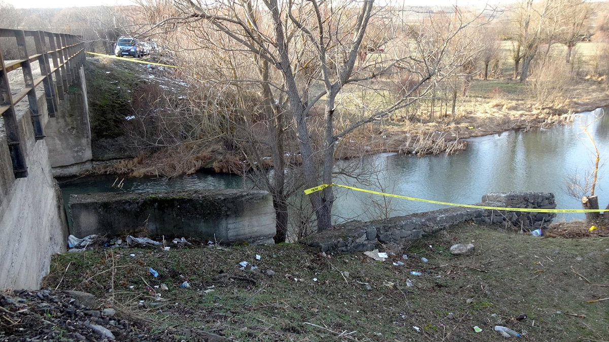 Bolu'nun Gerede ilçesinde eşini öldüren kadın, hakime yaşadığı şiddeti anlattı; "Bu evlilik sürecinde eşim bana kötü davranmıştır. Çocuklarımı zor büyüttüm. Sürekli bana baskı kuruyordu. 5-6 kere beni sıkıştırıp, darbetti" dedi.