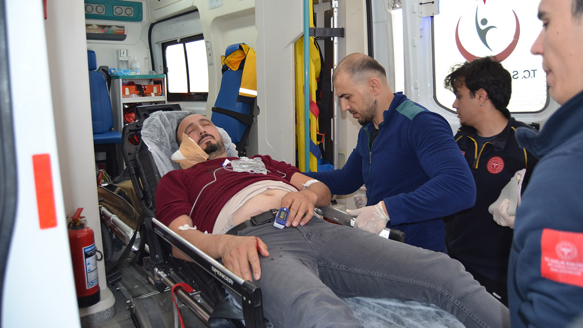 Aksaray’da eski nişanlısı Muhammet Kılıç (22) tarafından başından tabancayla vurularak öldürülen Melike Arıbaş (15) bugün gözyaşları içinde son yolculuğuna uğurlandı.