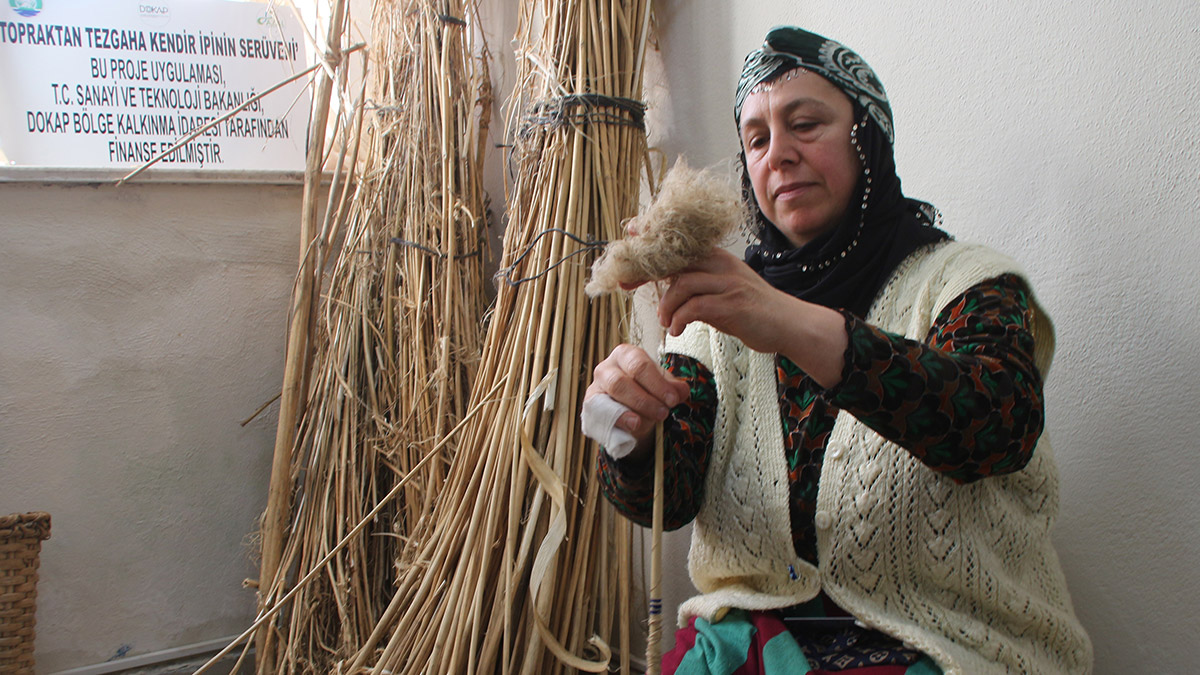 Azal Kültür Sanat ve Turizm Derneği tarafından hazırlanan ‘Topraktan tezgaha kendir ipinin serüveni’ projesi kapsamında Çayeli ilçesi Çataklıhoca Mahallesi’ndeki eski okul binası, onarılarak atölyeye dönüştürüldü.