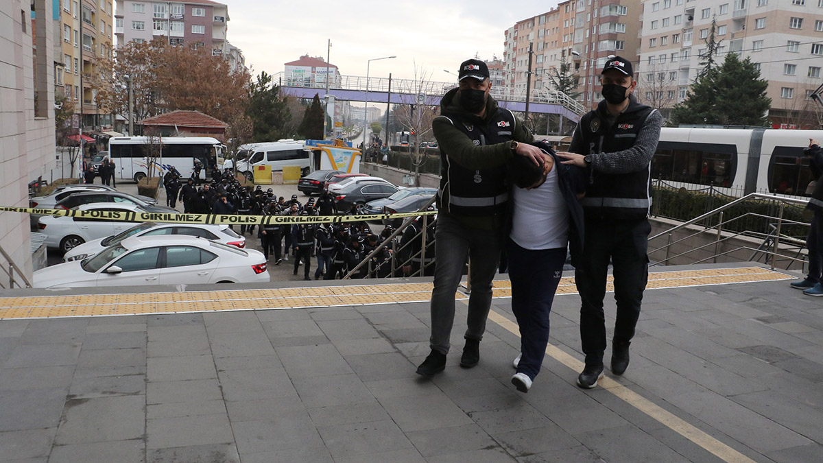 Eskişehir'de, organize suç örgütüne yönelik Silindir operasyonunda gözaltına alınan 30 şüpheliden 18’i, işlemleri sonrası adliyeye sevk edildi.