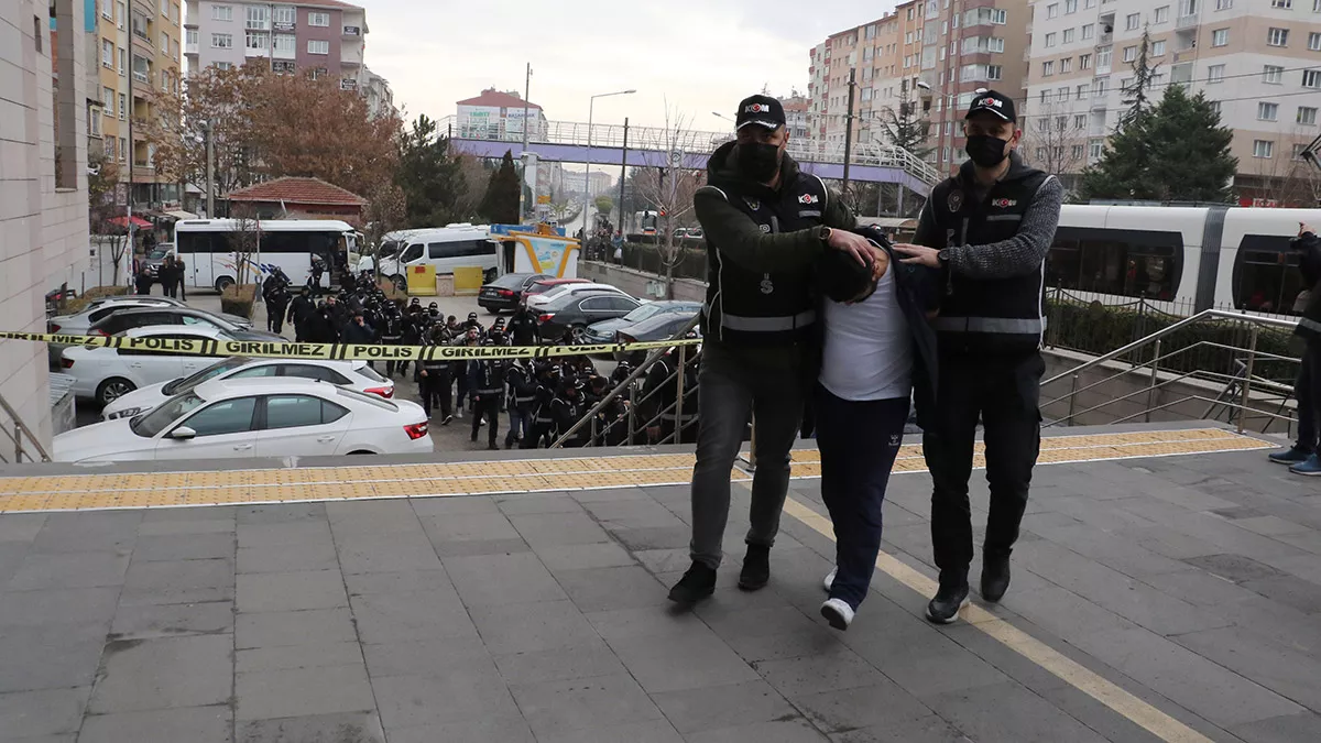 Eskişehir'de, organize suç örgütüne yönelik silindir operasyonunda gözaltına alınan 30 şüpheliden 18’i, işlemleri sonrası adliyeye sevk edildi.