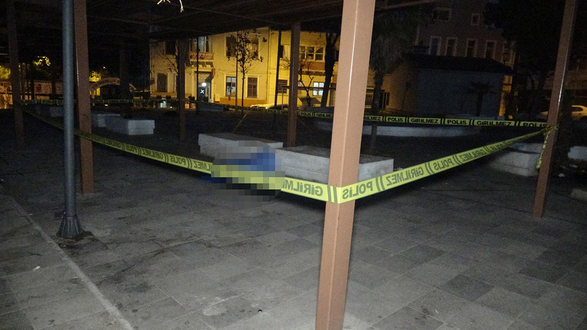 Evsiz parkta ölü bulundu