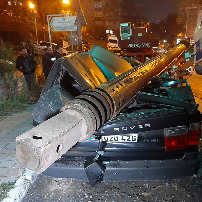 İş makinesinin tonlarca ağırlığındaki demir parçası cipi ezdi