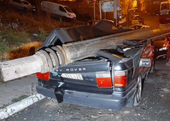 İş makinesinin tonlarca ağırlığındaki demir parçası cipi ezdi