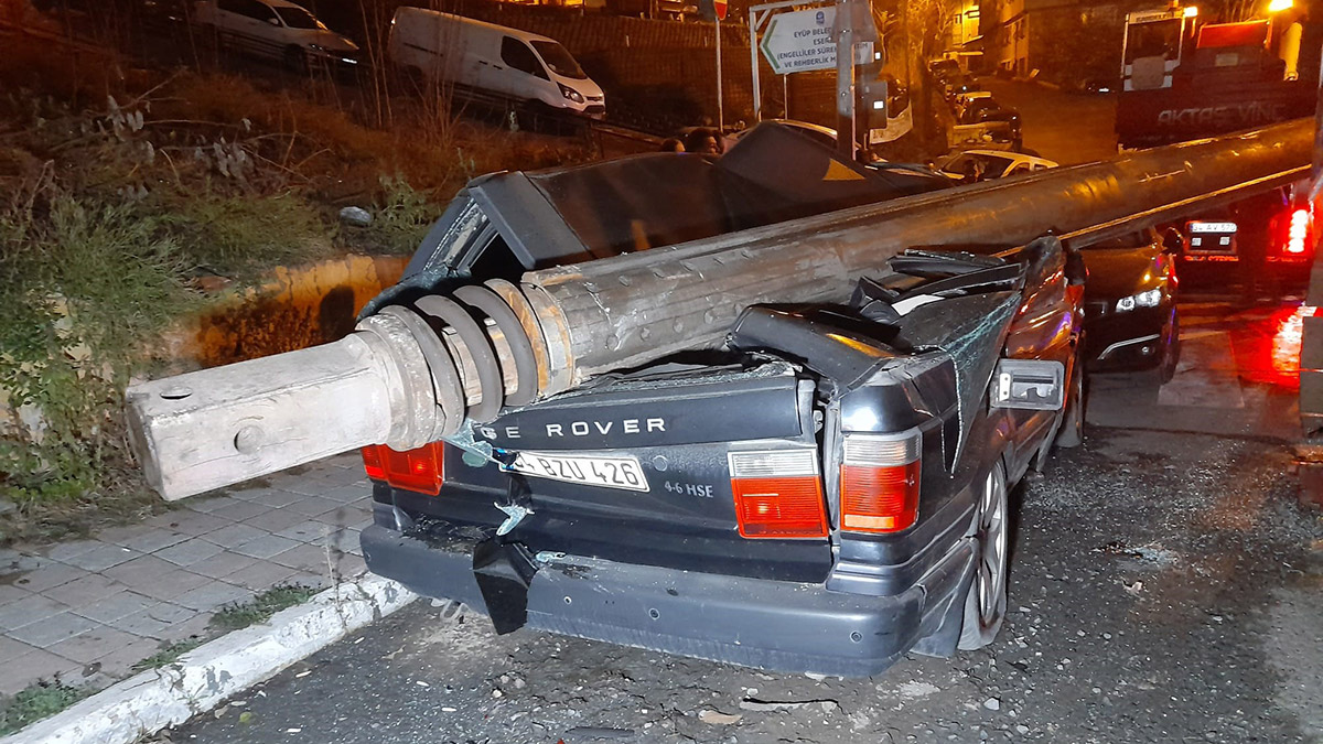 İş makinesinin tonlarca ağırlığındaki demir parçası cipi ezdi