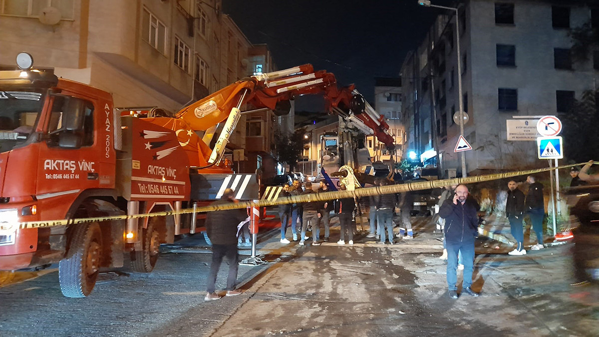 Eyüpsultan'da iş makinesinin tonlarca ağırlığındaki demir parçası cipin üzerine devrildi, cip kullanılamaz hale geldi.