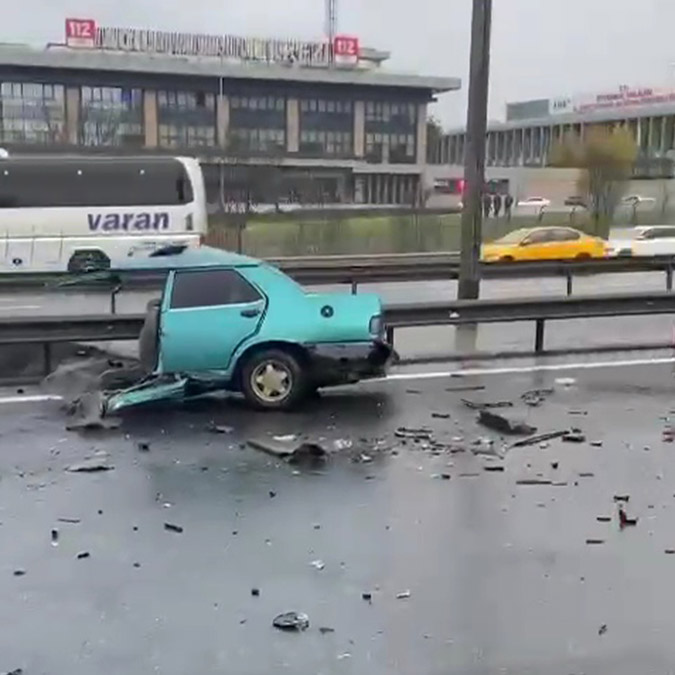 Otomobilin ikiye bölündüğü kazada 2 kişi ağır yaralandı