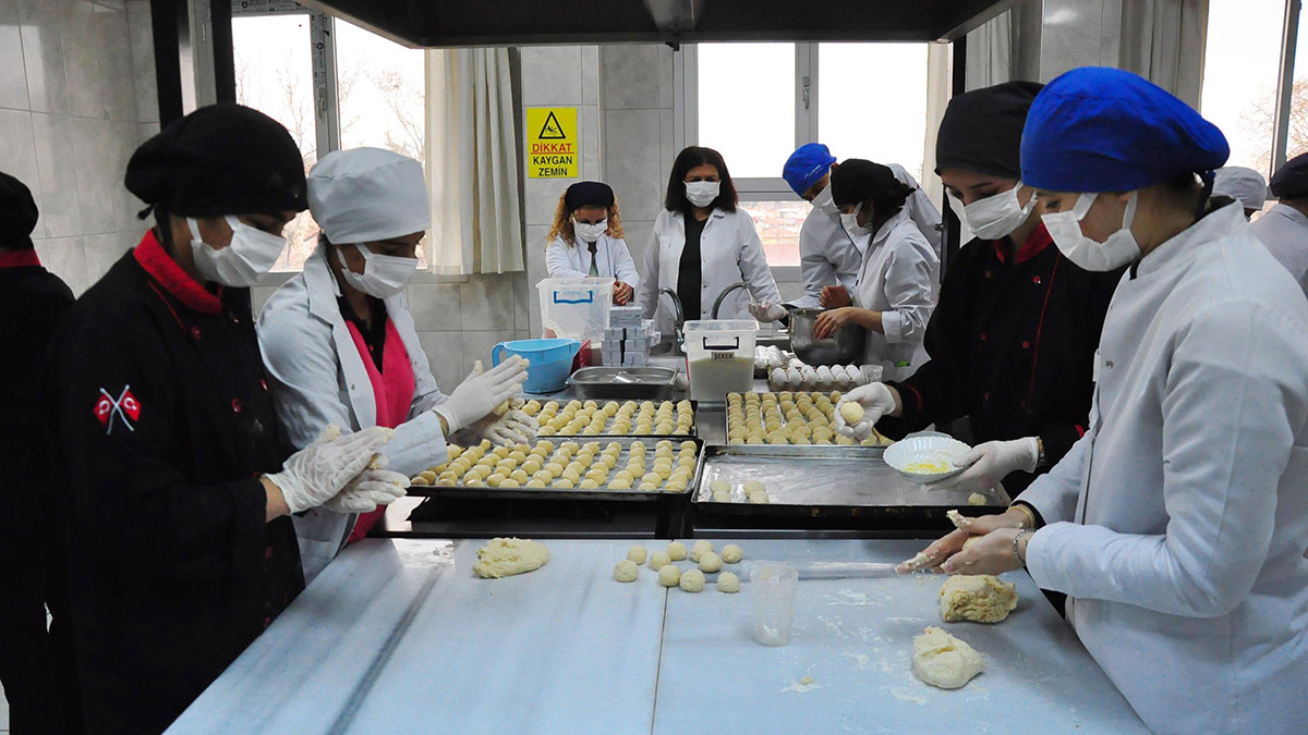 Fabrika gibi çalışan okulda yaklaşık 3 ayda 1 milyon 200 bin TL ciro elde eden öğrenciler, mesleği yerinde öğreniyor.