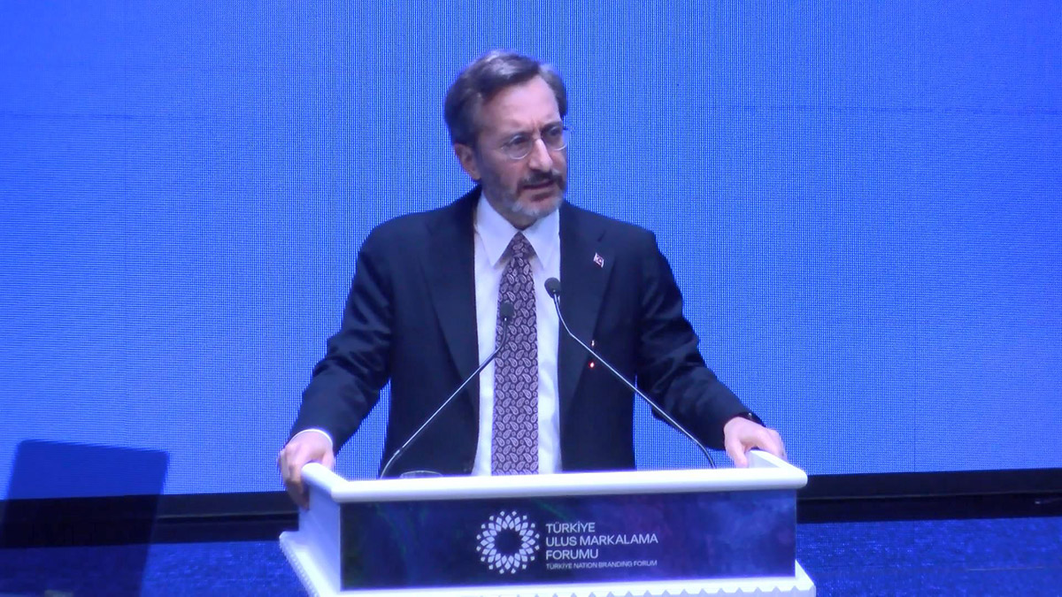 İstanbul'da düzenlenen 'Türkiye Ulus Markalama Forumu'nda konuşan Cumhurbaşkanlığı İletişim Başkanı Fahrettin Altun, "Türkiye bölgesel bir güç, küresel bir oyuncudur. Ülkemizin bu gücünü güvenilir bir markaya dönüştürmek üzere faaliyetler yürütüyoruz. Bu noktada bugün Türkiye'nin en büyük, en güçlü markası Cumhurbaşkanımız Sayın Recep Tayyip Erdoğan'dır" dedi.