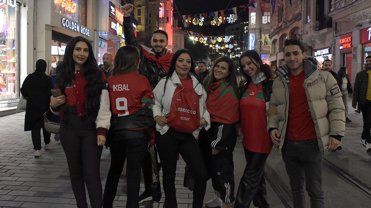 Katar’daki 2022 FIFA Dünya Kupası son 16 turunda Fas İspanya’yı penaltılarla eleyerek çeyrek finale yükseldi. Faslılar çeyrek final sevincini İstanbul'da kutladı.