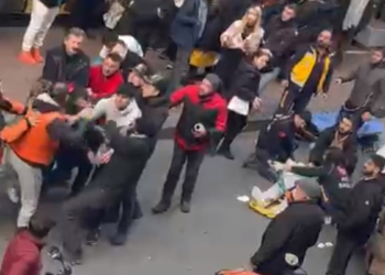Fatih'te motosiklet kadına çarptı