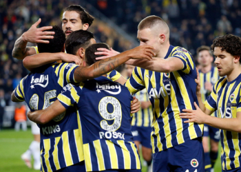 Kadıköy'de oynanan maçta Hatayspor kalesini adeta abluka altına alan Fenerbahçe bu sezonun rekorunu kırdı. İlk yarıda 9 isabetli şut bulan Fenerbahçe, Trabzonspor deplasmanında ilk yarıda 8 isabetsiz şut istatistiği yapmıştı.