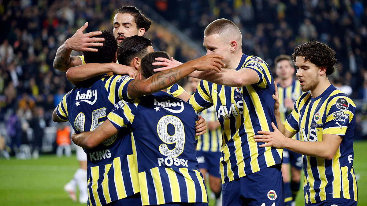 Kadıköy'de oynanan maçta Hatayspor kalesini adeta abluka altına alan Fenerbahçe bu sezonun rekorunu kırdı. İlk yarıda 9 isabetli şut bulan Fenerbahçe, Trabzonspor deplasmanında ilk yarıda 8 isabetsiz şut istatistiği yapmıştı. 