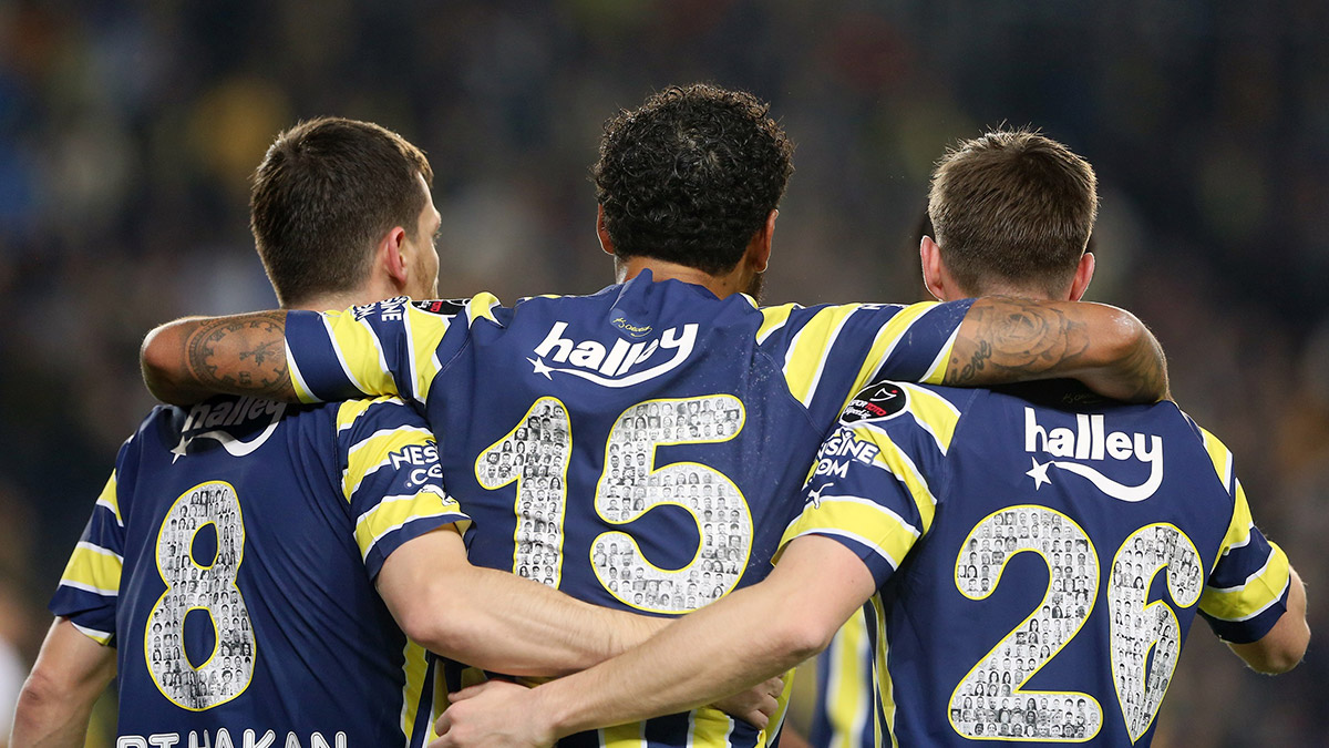 Kadıköy'de oynanan maçta Hatayspor kalesini adeta abluka altına alan Fenerbahçe bu sezonun rekorunu kırdı. İlk yarıda 9 isabetli şut bulan Fenerbahçe, Trabzonspor deplasmanında ilk yarıda 8 isabetsiz şut istatistiği yapmıştı.