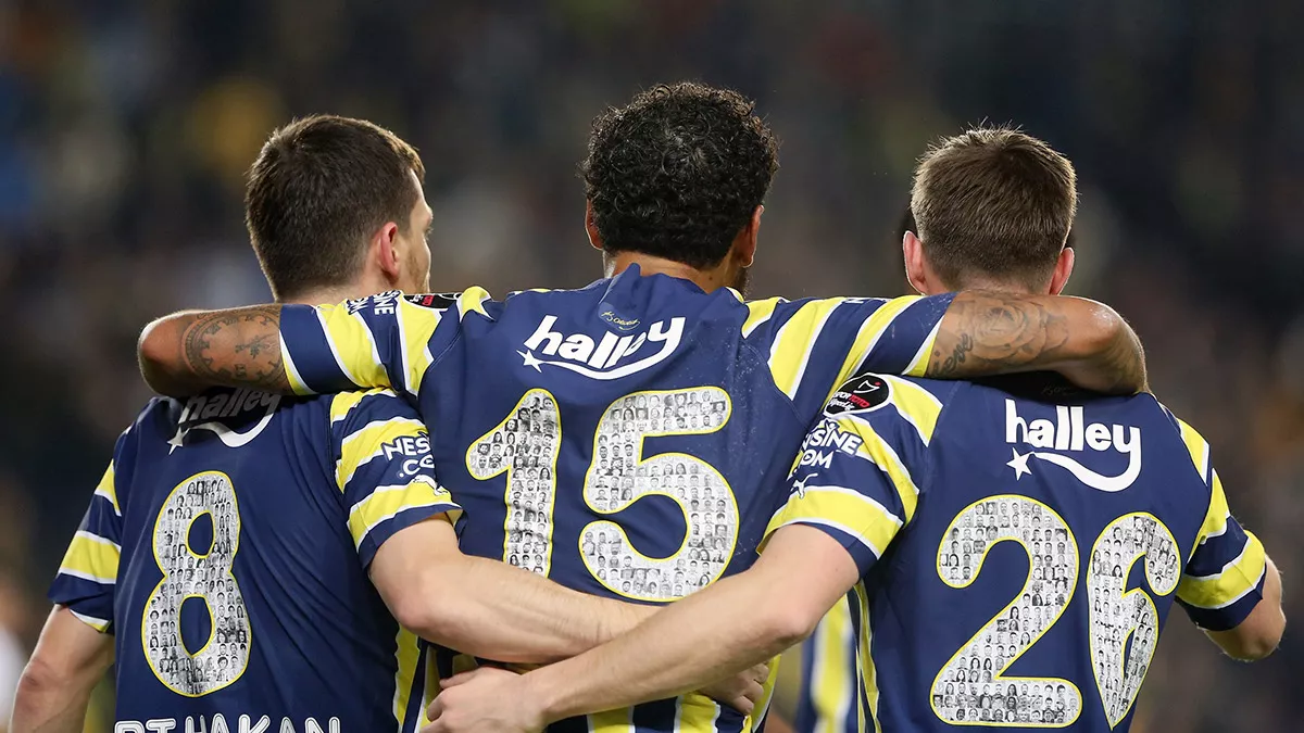 Kadıköy'de oynanan maçta hatayspor kalesini adeta abluka altına alan fenerbahçe bu sezonun rekorunu kırdı. İlk yarıda 9 isabetli şut bulan fenerbahçe, trabzonspor deplasmanında ilk yarıda 8 isabetsiz şut istatistiği yapmıştı.  