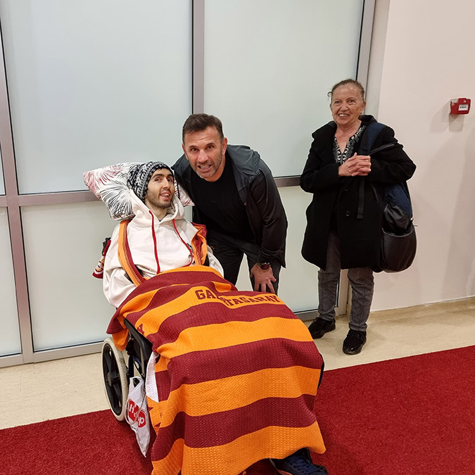 Antalya'da, breakdance (sokak dansı) sırasında düşüp, felç olan ancak çektiği videolarla fenomen haline gelen Emre Kara hayalini gerçekleştirdi.