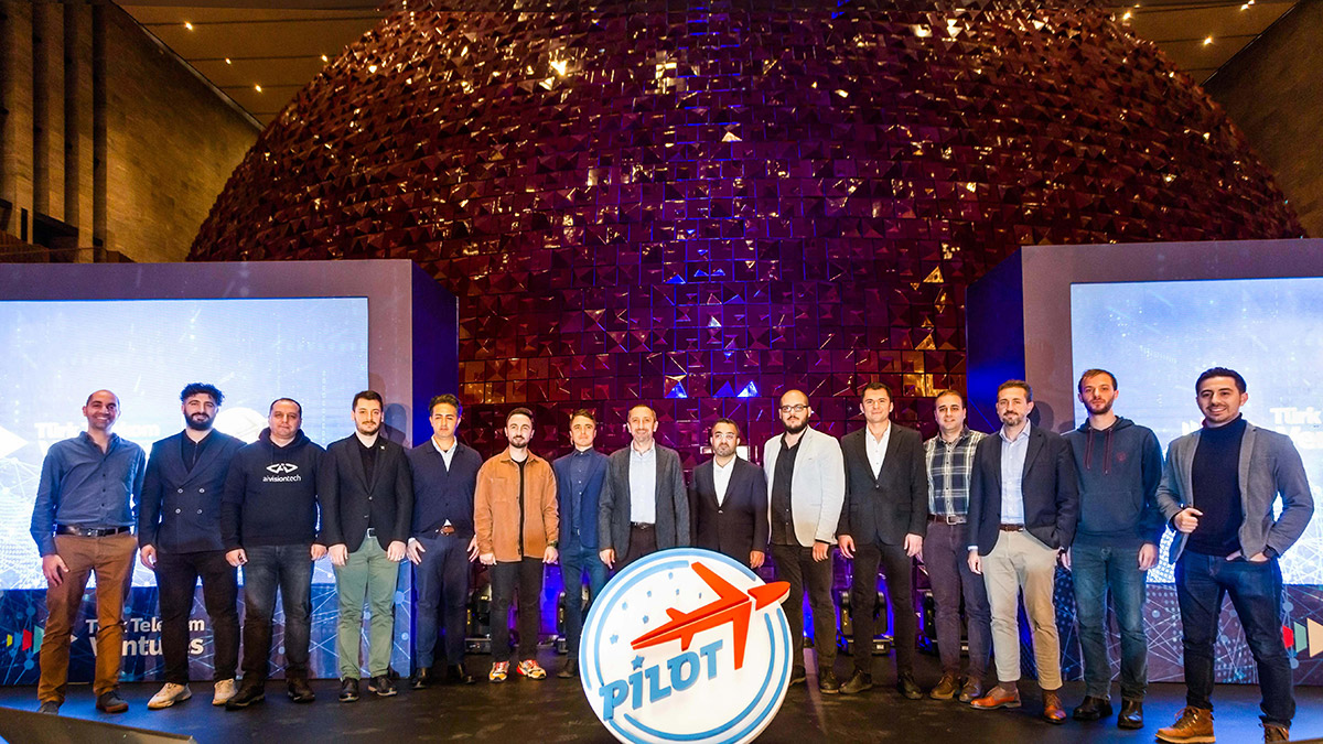 PİLOT 10. dönem mezunlarını verdi