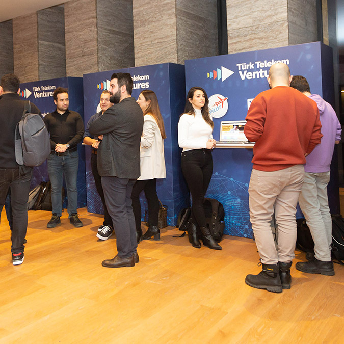 PİLOT 10. dönem mezunlarını verdi