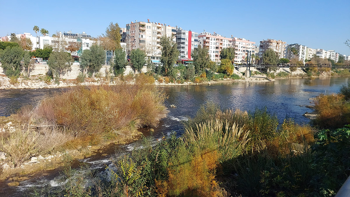 Çevre, Şehircilik ve İklim Değişikliği Bakanlığı tarafından, Mersin'de Göksu Nehri'ni kirleten 2 pirina işleme tesisine faaliyeti durdurma ve 3 milyon 73 bin lira idari para cezası verildi.