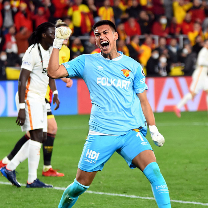 Kaleci İrfan Can Eğribayat göz doldurdu