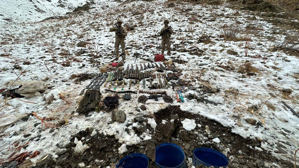 Hakkari'de PKK'lı teröristlere ait silah mühimmat ele geçirildi
