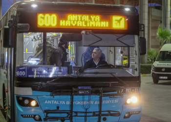 Otobüs şoförü fenalaşan yolcuyu hastaneye yetiştirdi