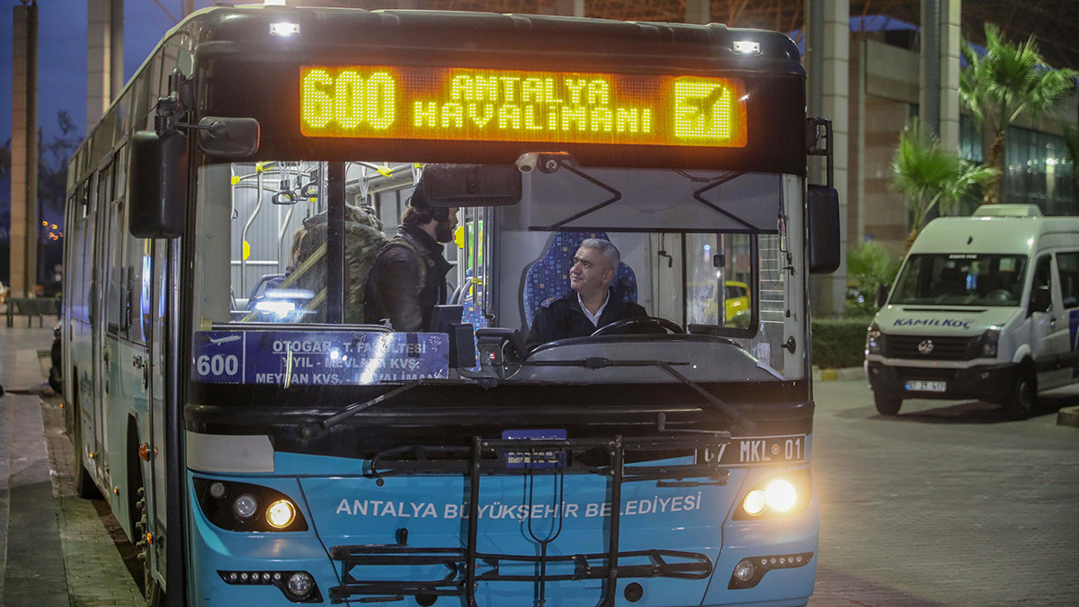 Otobüs şoförü fenalaşan yolcuyu hastaneye yetiştirdi