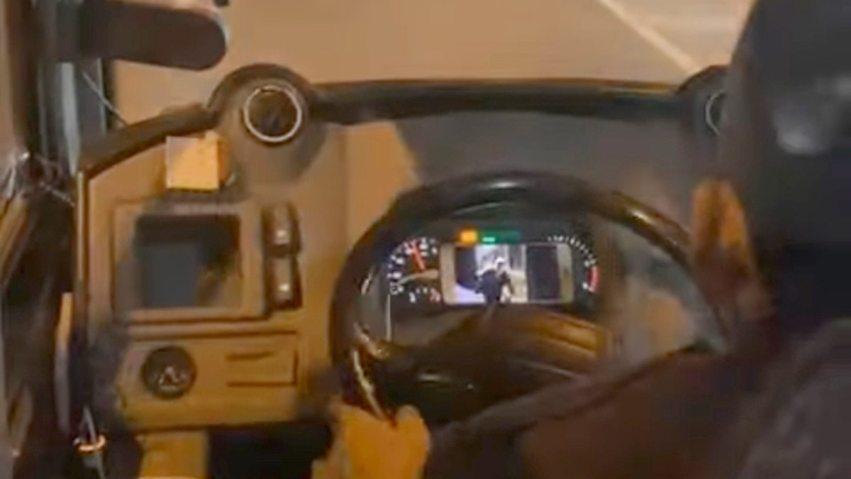 Halk otobüsü şoförü seyir halindeyken dizi izledi