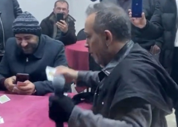 Haluk Levent konserde üşüyünce kahvehaneye girdi