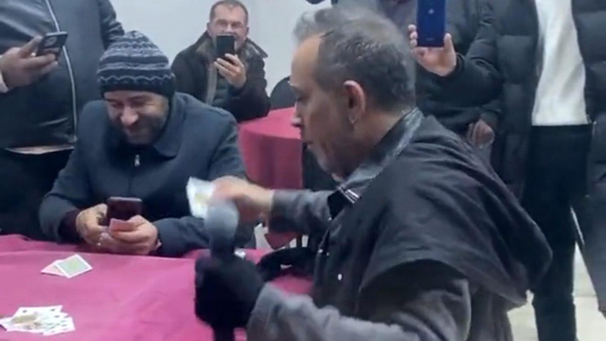 Haluk Levent konserde üşüyünce kahvehaneye girdi