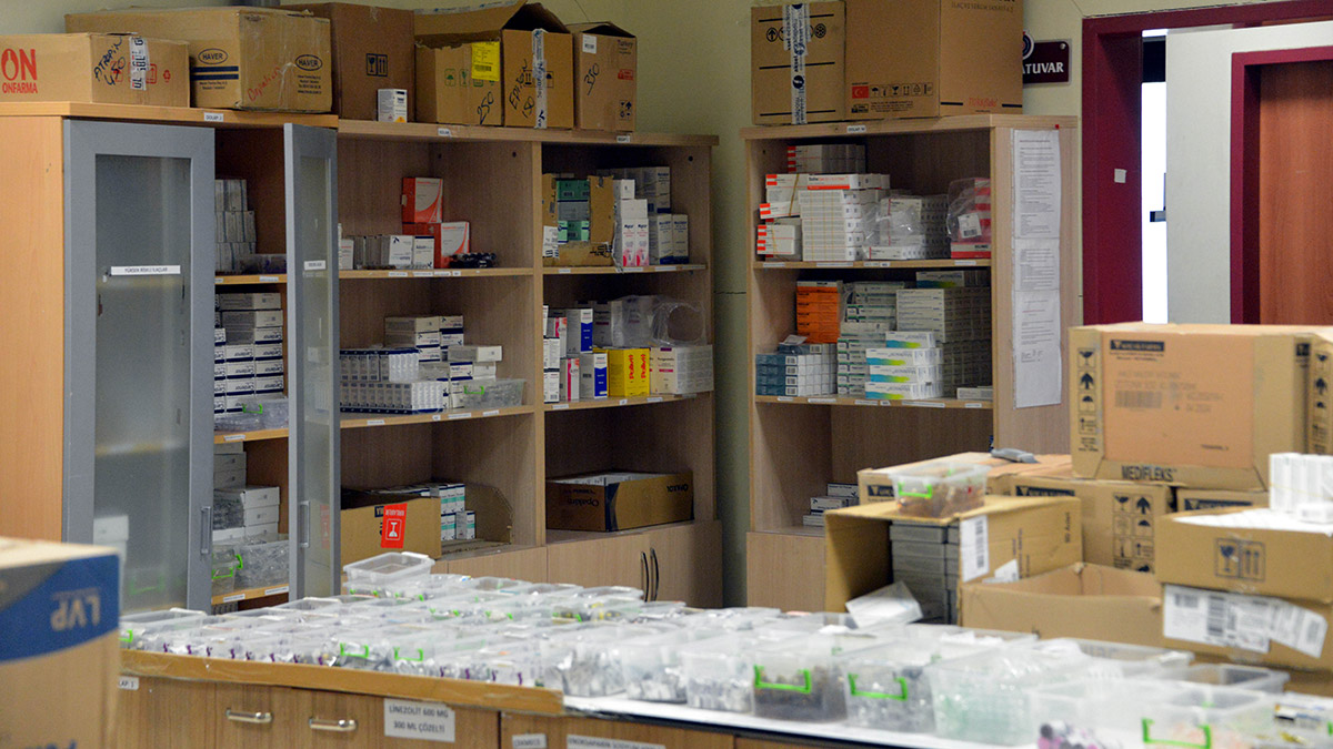 Kahramanmaraş Sütçü İmam Üniversitesi (KSÜ) Sağlık Uygulama ve Araştırma Hastanesi'nde narkotik ilaçların kaybolmasına ilişkin idari soruşturma başlatıldı, 3 personel de açığa alındı.