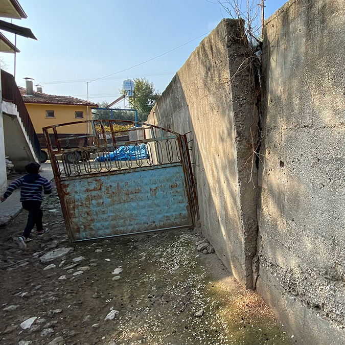 Hatay'daki depremde hasar tespit çalışmaları sürüyor; 11,67 kilometre derinlikte meydana gelen depremden dolayı Kırıkhan ilçesindeki birçok evde hasar oluştu 6 ev mühürlendi.