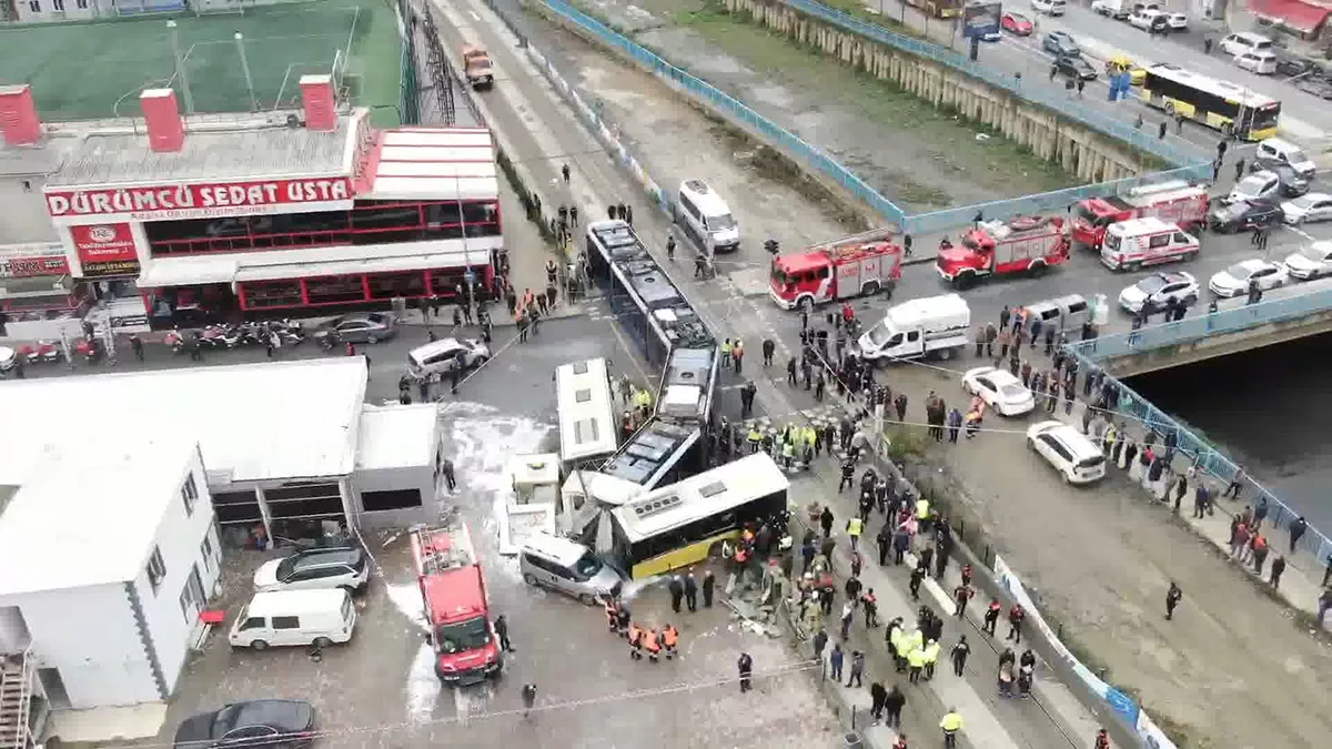 Alibeyköy'de i̇ett otobüsü ile tramvay çarpıştı