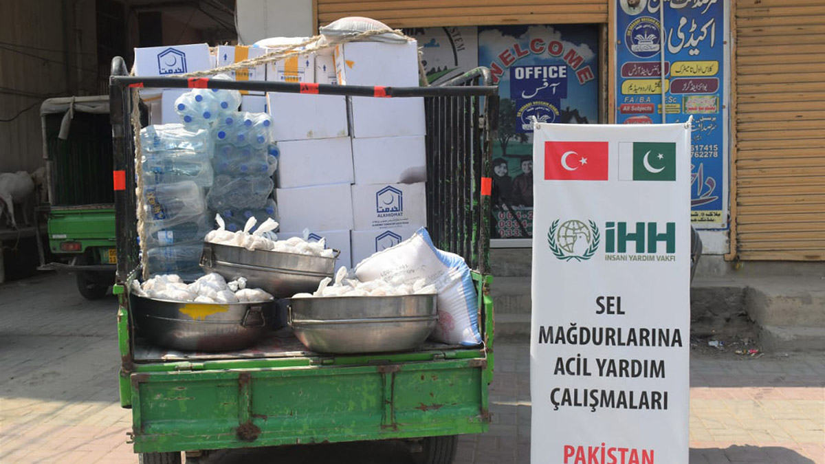 İHH, Pakistan'daki yardım çalışmalarını sürdürüyor