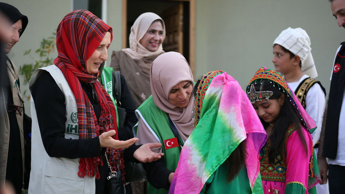 İHH İnsani Yardım Vakfı, Pakistan'daki yardım çalışmalarını sürdürüyor. Ağustos ayında yaşanan selin ardından başlattığı acil yardım çalışmalarıyla ülkede 150 binden fazla kişiye yardım götüren İHH, Yetim Dayanışma Günleri etkinlikleri kapsamında da yetimlere ve ailelerine hayırseverlerin desteklerini ulaştırdı.