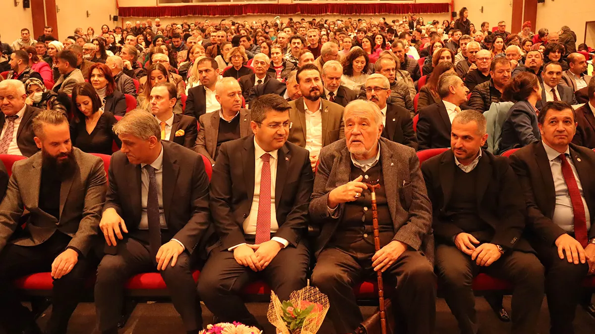 Tarihçi-yazar prof. Dr. İlber ortaylı, çanakkale'de büyük bir zafer kazanıldığını ve ‘çanakkale geçilmez’ sözünün britanya genelkurmayı tarafından söylendiğini belirterek, "asrın en büyük zırhlılarıyla çanakkale geçilemedi, yenildiler. Türkler direndi. Üstüne kara harbine girdiler. Kara harbinde de yenildiler" dedi.