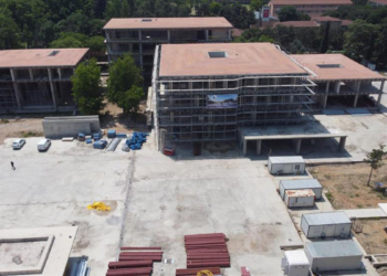 İskeleden düşen işçi yaralandı