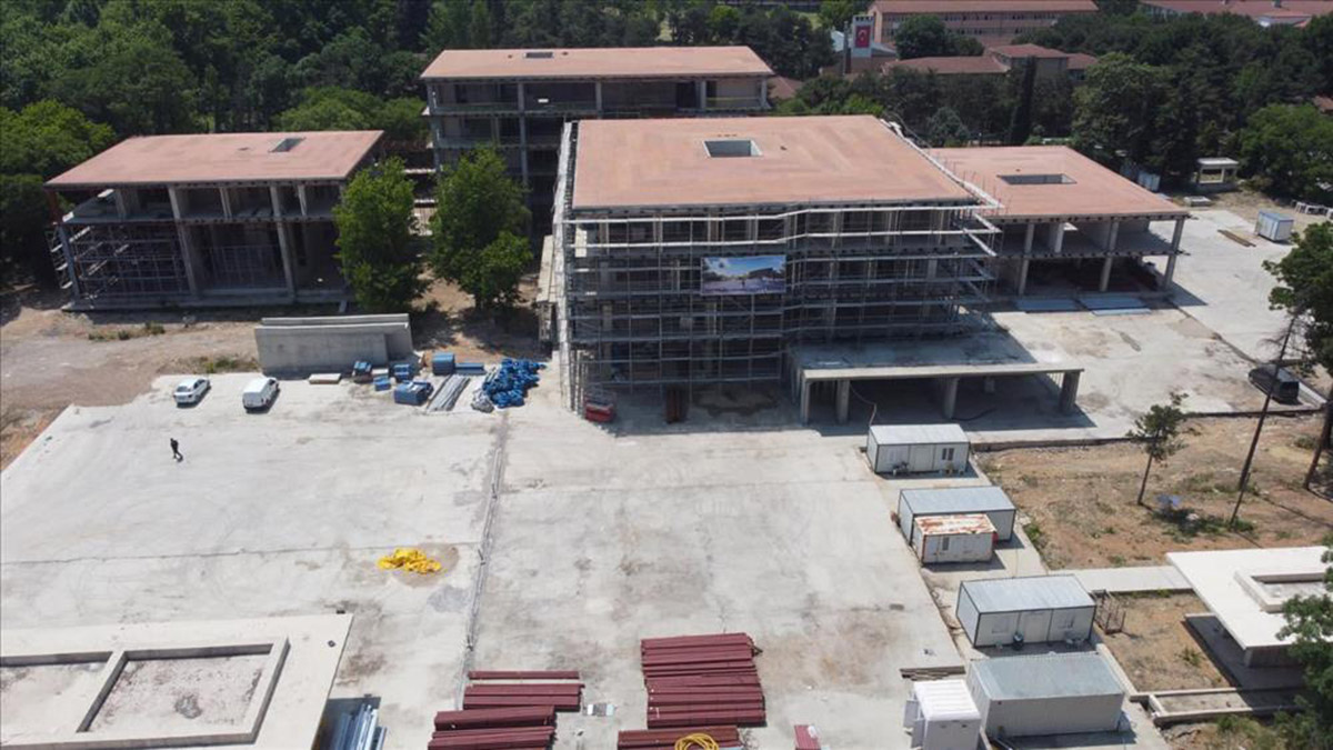 İskeleden düşen işçi yaralandı