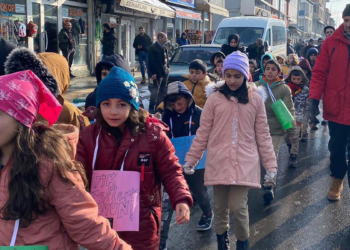 İlkokul öğrencilerinden sessiz çığlık eylemi